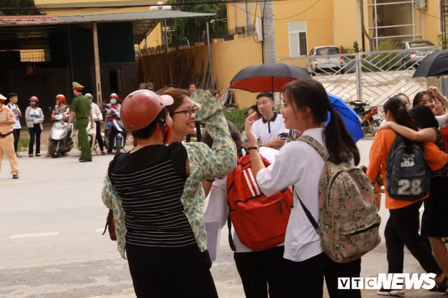 Can canh dan hot girl xinh dep ngay dau thi THPT Quoc gia 2019-Hinh-14