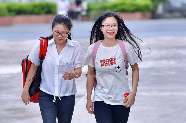 Can canh dan hot girl xinh dep ngay dau thi THPT Quoc gia 2019-Hinh-24