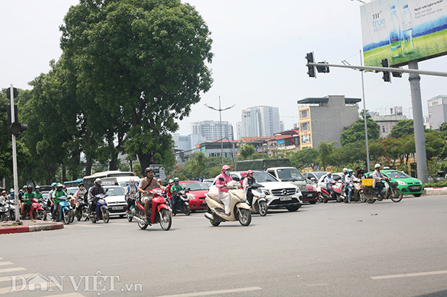 Ảnh: Cách người dân Hà Nội vật vã vượt qua cái nắng 40 độ C Anh: Cach nguoi dan Ha Noi vat va vuot qua cai nang 40 do C
