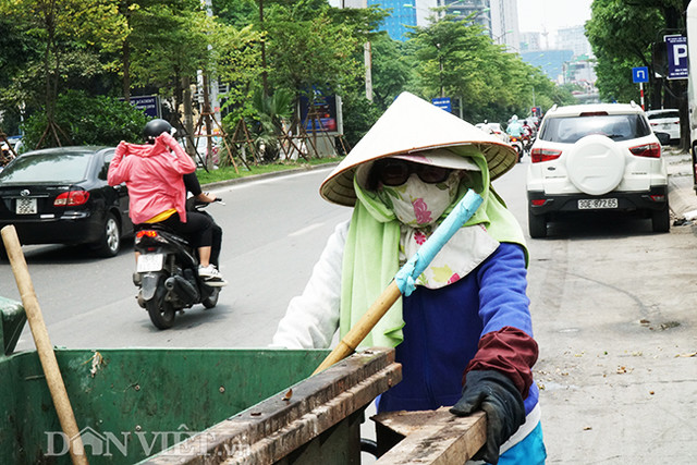 Ảnh: Cách người dân Hà Nội vật vã vượt qua cái nắng 40 độ C - Hình 12 Anh: Cach nguoi dan Ha Noi vat va vuot qua cai nang 40 do C-Hinh-12