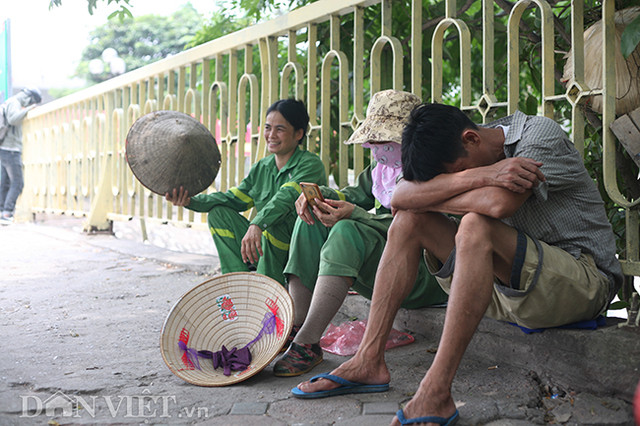 Ảnh: Cách người dân Hà Nội vật vã vượt qua cái nắng 40 độ C - Hình 6 Anh: Cach nguoi dan Ha Noi vat va vuot qua cai nang 40 do C-Hinh-6