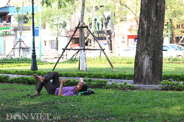 Ảnh: Cách người dân Hà Nội vật vã vượt qua cái nắng 40 độ C - Hình 11 Anh: Cach nguoi dan Ha Noi vat va vuot qua cai nang 40 do C-Hinh-11