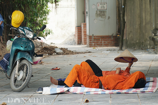 Ảnh: Cách người dân Hà Nội vật vã vượt qua cái nắng 40 độ C - Hình 8 Anh: Cach nguoi dan Ha Noi vat va vuot qua cai nang 40 do C-Hinh-8