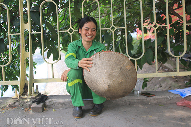 Ảnh: Cách người dân Hà Nội vật vã vượt qua cái nắng 40 độ C - Hình 7 Anh: Cach nguoi dan Ha Noi vat va vuot qua cai nang 40 do C-Hinh-7
