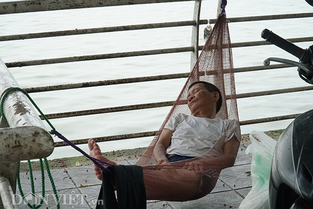Ảnh: Cách người dân Hà Nội vật vã vượt qua cái nắng 40 độ C - Hình 9 Anh: Cach nguoi dan Ha Noi vat va vuot qua cai nang 40 do C-Hinh-9