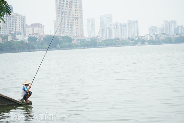Ảnh: Cách người dân Hà Nội vật vã vượt qua cái nắng 40 độ C - Hình 14 Anh: Cach nguoi dan Ha Noi vat va vuot qua cai nang 40 do C-Hinh-14