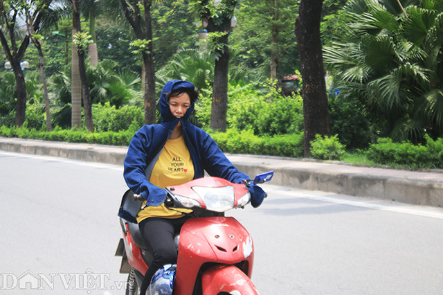 Ảnh: Cách người dân Hà Nội vật vã vượt qua cái nắng 40 độ C - Hình 13 Anh: Cach nguoi dan Ha Noi vat va vuot qua cai nang 40 do C-Hinh-13