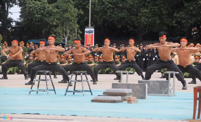 Ve dep khong no roi mat khoi cac “bong hong thep” om sung-Hinh-4