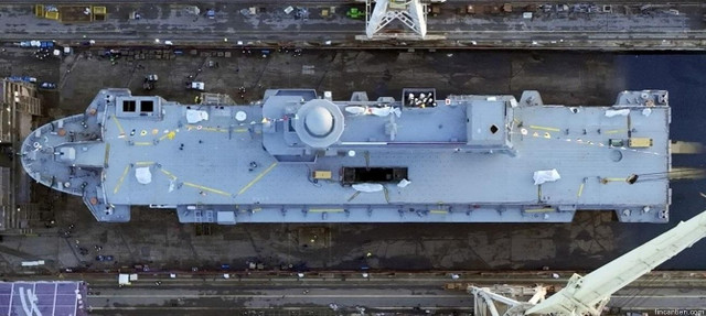 Cận cảnh tàu sân bay trực thăng nhỏ nhất thế giới - Hình 5 Can canh tau san bay truc thang nho nhat the gioi-Hinh-5