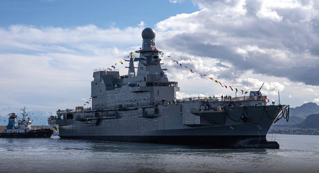 Cận cảnh tàu sân bay trực thăng nhỏ nhất thế giới - Hình 9 Can canh tau san bay truc thang nho nhat the gioi-Hinh-9