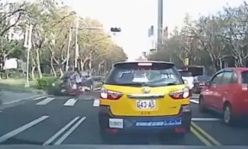 Gai tre di xe dap thoat chet khi bi o to dam