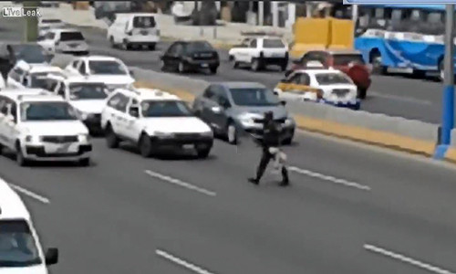 Cam dong hang tram o to nhuong duong cho chu cho con