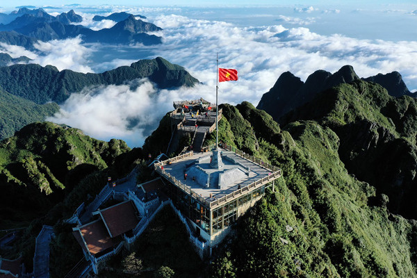 Top 3 đỉnh núi linh thiêng nhất Việt Nam, ai cũng muốn đến một lần - Hình 9 Top 3 dinh nui linh thieng nhat Viet Nam, ai cung muon den mot lan-Hinh-9