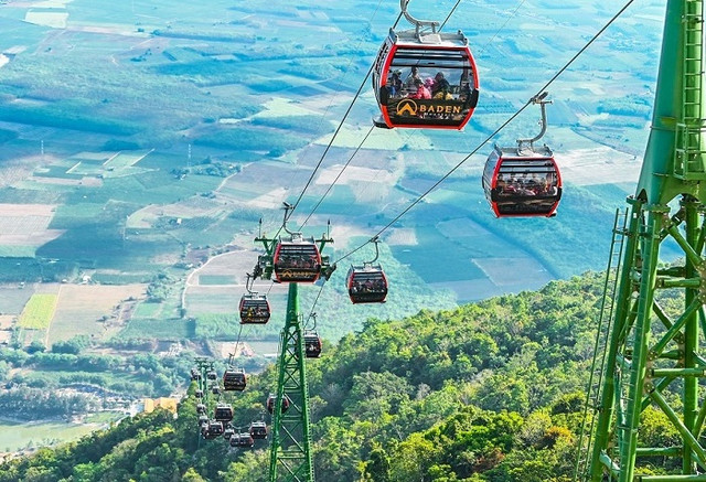Top 3 đỉnh núi linh thiêng nhất Việt Nam, ai cũng muốn đến một lần - Hình 8 Top 3 dinh nui linh thieng nhat Viet Nam, ai cung muon den mot lan-Hinh-8