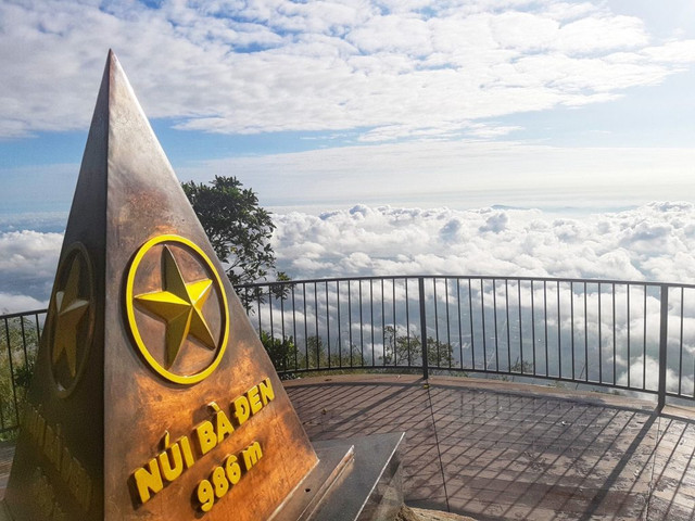 Top 3 đỉnh núi linh thiêng nhất Việt Nam, ai cũng muốn đến một lần - Hình 6 Top 3 dinh nui linh thieng nhat Viet Nam, ai cung muon den mot lan-Hinh-6