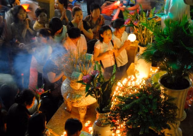 Vao thang 7 am lich, vi sao nhieu nguoi kieng chuyen nha?