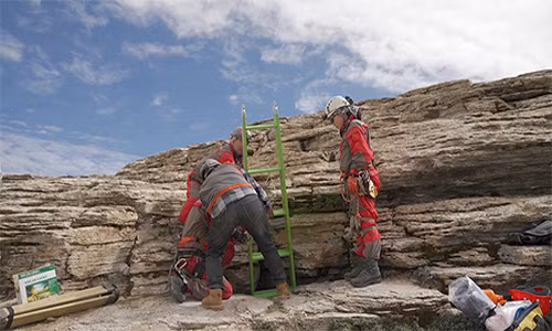 Ngo ngang phat hien 100 bo xuong nguoi trong hang dong Tay Tang