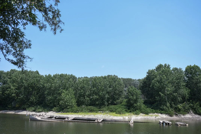 Tàu cổ bất ngờ trồi lên giữa lòng sông sau trận hạn hán kỷ lục - Hình 3 Tau co bat ngo troi len giua long song sau tran han han ky luc-Hinh-3