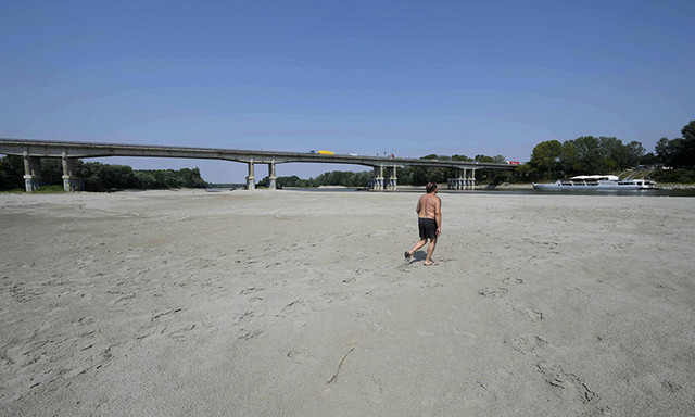 Tàu cổ bất ngờ trồi lên giữa lòng sông sau trận hạn hán kỷ lục - Hình 5 Tau co bat ngo troi len giua long song sau tran han han ky luc-Hinh-5