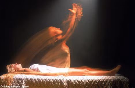 Chuyen gia giai ma soc ve linh hon va cuoc song sau khi chet-Hinh-2