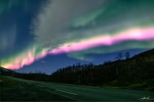 Ngam cuc quang hong dep lung linh tren bau troi