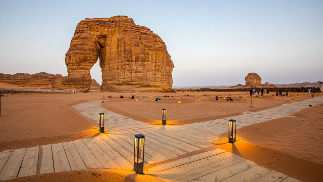 Bất ngờ khối đá hình con cá khổng lồ trồi lên giữa sa mạc Saudi - Hình 9 Bat ngo khoi da hinh con ca khong lo troi len giua sa mac Saudi-Hinh-9