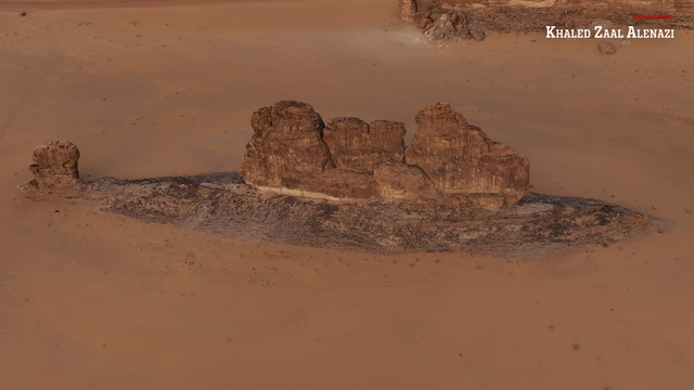 Bất ngờ khối đá hình con cá khổng lồ trồi lên giữa sa mạc Saudi - Hình 5 Bat ngo khoi da hinh con ca khong lo troi len giua sa mac Saudi-Hinh-5