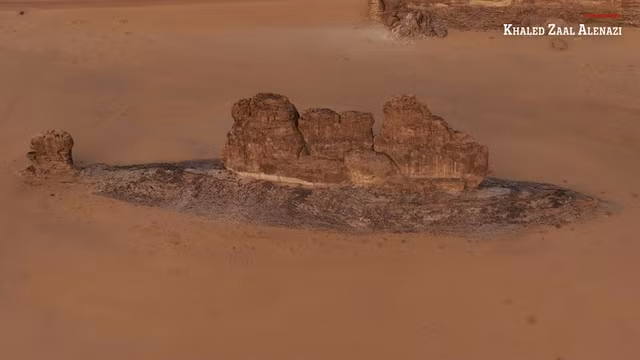 Bat ngo khoi da hinh con ca khong lo troi len giua sa mac Saudi-Hinh-5