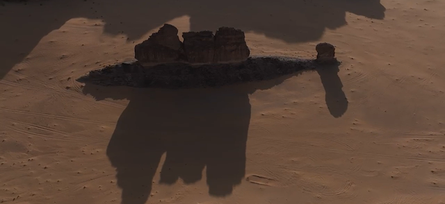 Bất ngờ khối đá hình con cá khổng lồ trồi lên giữa sa mạc Saudi - Hình 6 Bat ngo khoi da hinh con ca khong lo troi len giua sa mac Saudi-Hinh-6