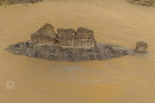 Bất ngờ khối đá hình con cá khổng lồ trồi lên giữa sa mạc Saudi - Hình 3 Bat ngo khoi da hinh con ca khong lo troi len giua sa mac Saudi-Hinh-3