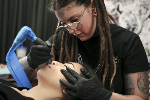 Lại xuất hiện trào lưu xăm tàn nhang ở giới trẻ Lai xuat hien trao luu xam tan nhang o gioi tre