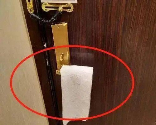 Vì sao các nhà nghỉ thường do treo khăn ẩm lên tay nắm cửa? Vi sao cac nha nghi thuong do treo khan am len tay nam cua?