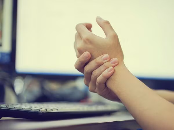 Dau co tay, hay thu 3 bai tap nay de xoa tan con dau-Hinh-8