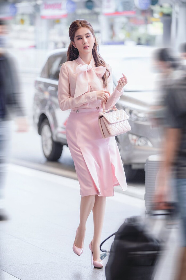 Ngọc Trinh lộ hàng dù diện style kín cổng cao tường Ngoc Trinh lo hang du dien style kin cong cao tuong