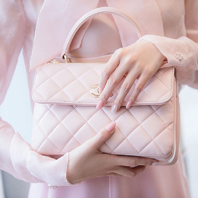 Ngọc Trinh lộ hàng dù diện style kín cổng cao tường - Hình 4 Ngoc Trinh lo hang du dien style kin cong cao tuong-Hinh-4