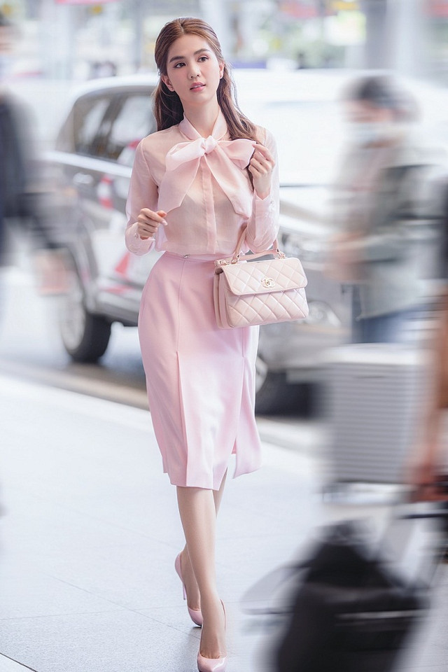 Ngọc Trinh lộ hàng dù diện style kín cổng cao tường - Hình 8 Ngoc Trinh lo hang du dien style kin cong cao tuong-Hinh-8