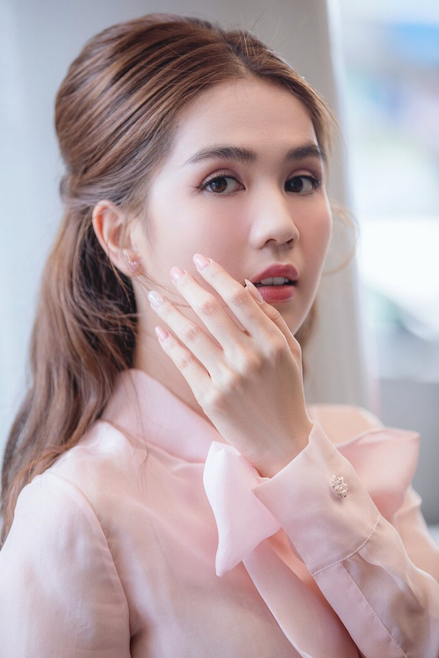 Ngọc Trinh lộ hàng dù diện style kín cổng cao tường - Hình 3 Ngoc Trinh lo hang du dien style kin cong cao tuong-Hinh-3