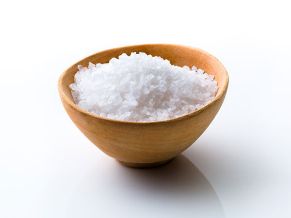 Mẹo dùng muối trong nhà tắm lợi ích bất ngờ - Hình 2 Meo dung muoi trong nha tam loi ich bat ngo-Hinh-2