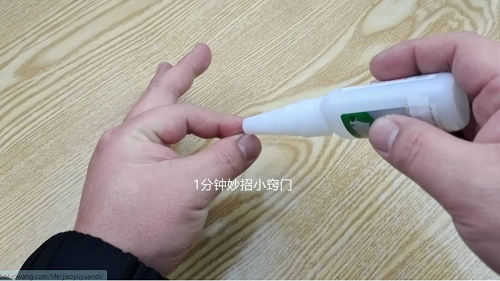 Mẹo xử lý tay dính keo 502 cực đơn giản Meo xu ly tay dinh keo 502 cuc don gian