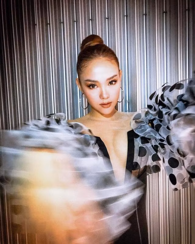 Nhung nguoi dep thuong xuyen dien trang phuc khoe vong 1 nong bong-Hinh-8