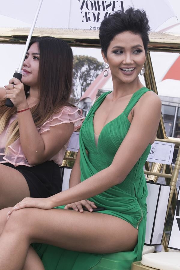 Những sao Việt diện váy xẻ sâu khiến dân tình bỏng mắt - Hình 10 Nhung sao Viet dien vay xe sau khien dan tinh bong mat-Hinh-10