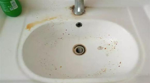 Mẹo dùng muối trong nhà tắm lợi ích bất ngờ Meo dung muoi trong nha tam loi ich bat ngo