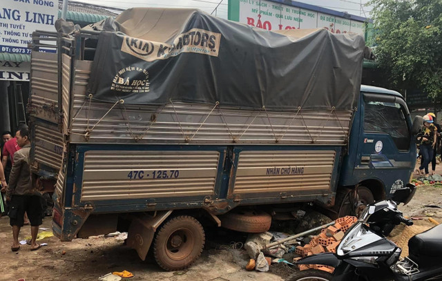 Hiện trường xe tải nổ lốp lao vào chợ, người thương vong nằm la liệt Hien truong xe tai no lop lao vao cho, nguoi thuong vong nam la liet