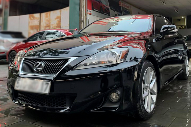 Cận cảnh Lexus IS 2010 đời cũ giá vẫn gần 1 tỷ ở Sài Gòn Can canh Lexus IS 2010 doi cu gia van gan 1 ty o Sai Gon