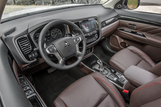 Mẫu xe Mitsubishi Outlander PHEV 2021 mới ra mắt có gì đặc biệt? - Hình 7 Mau xe Mitsubishi Outlander PHEV 2021 moi ra mat co gi dac biet?-Hinh-7