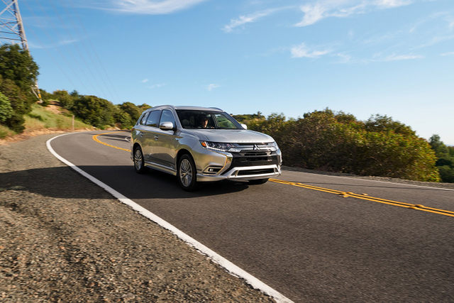 Mẫu xe Mitsubishi Outlander PHEV 2021 mới ra mắt có gì đặc biệt? - Hình 6 Mau xe Mitsubishi Outlander PHEV 2021 moi ra mat co gi dac biet?-Hinh-6