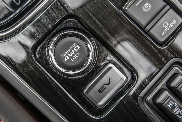 Mẫu xe Mitsubishi Outlander PHEV 2021 mới ra mắt có gì đặc biệt? - Hình 8 Mau xe Mitsubishi Outlander PHEV 2021 moi ra mat co gi dac biet?-Hinh-8