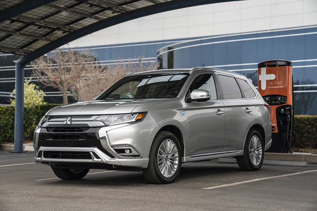 Mẫu xe Mitsubishi Outlander PHEV 2021 mới ra mắt có gì đặc biệt? Mau xe Mitsubishi Outlander PHEV 2021 moi ra mat co gi dac biet?