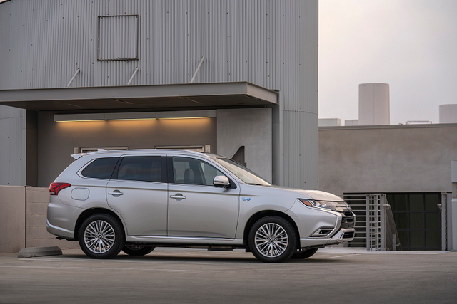 Mẫu xe Mitsubishi Outlander PHEV 2021 mới ra mắt có gì đặc biệt? - Hình 2 Mau xe Mitsubishi Outlander PHEV 2021 moi ra mat co gi dac biet?-Hinh-2