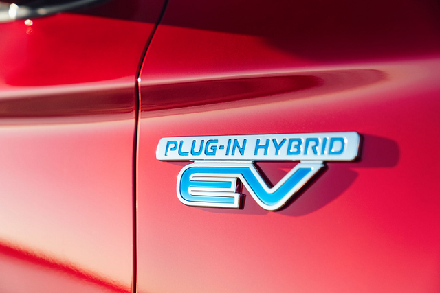 Mẫu xe Mitsubishi Outlander PHEV 2021 mới ra mắt có gì đặc biệt? - Hình 4 Mau xe Mitsubishi Outlander PHEV 2021 moi ra mat co gi dac biet?-Hinh-4